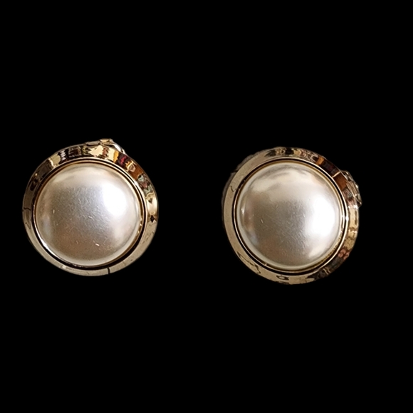 Set of four white vintage clip-on earrings - Picture 6 of 7